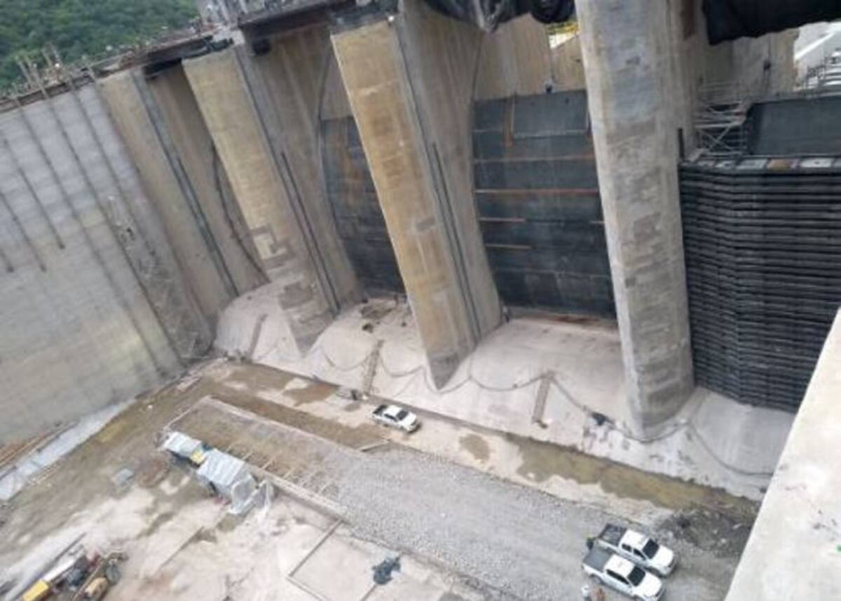 Una vía alterna fue habilitada para que los camiones y volquetas pudieran ingresar y continuar los trabajos de llenado de la presa de Hidroituango. Twitter /@wilfredomillos