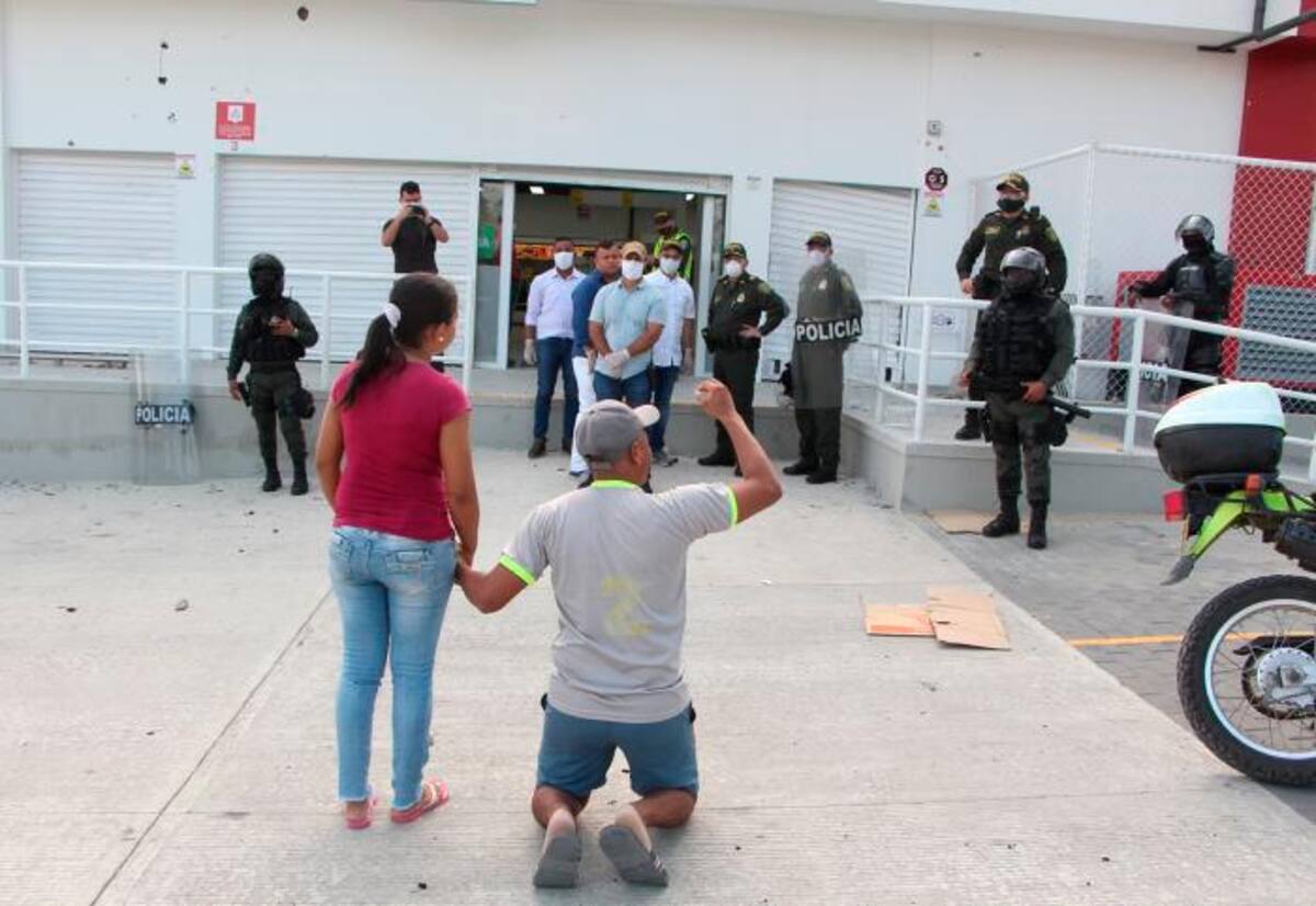 Elkin Muñoz se arrodilló ante el alcalde Andrés Gómez y el Coronel Rincón para pedirles respeto, tras ser agredido.