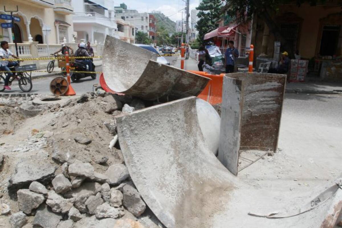 Los residentes de Manga reclaman que se termine por completo las obras del primer tramo de la Avenida de La Asamblea. Julio Castaño.