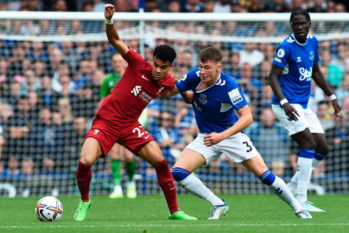 El Liverpool de Díaz tropieza en el clásico con Everton y sigue dando ventajas