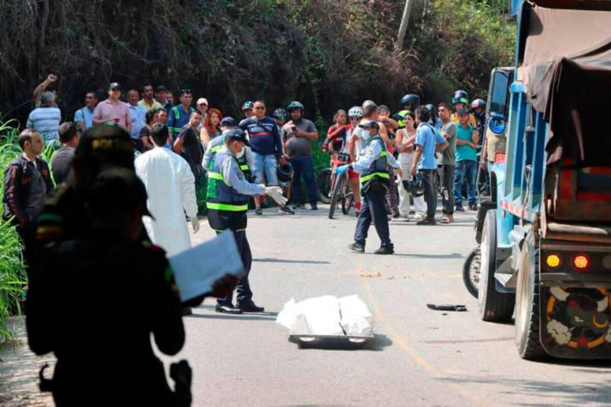 Detalles del accidente entre volqueta y moto que dejó un hombre muerto