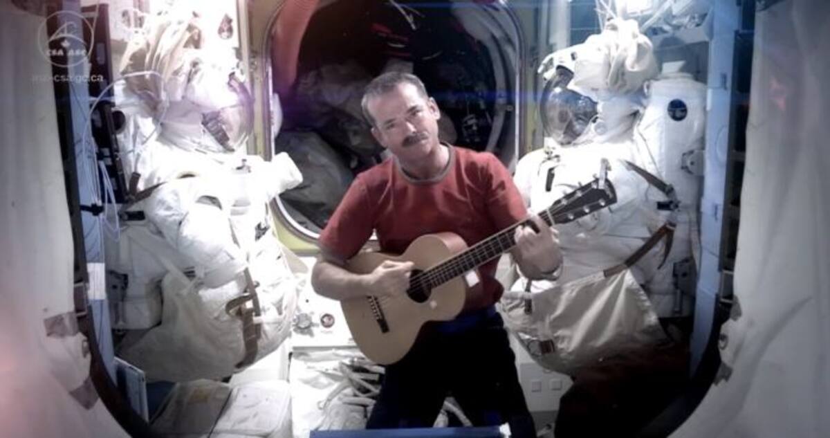 Chris Hadfield se despide del ISS con un video músical grabado en el espacio con la interpretación de "Space Oddity" de David Bowie