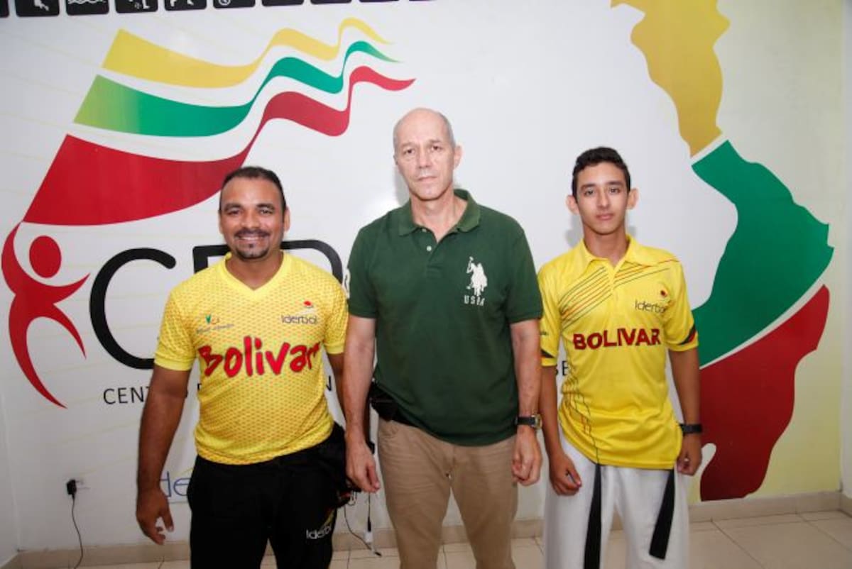 El entrenador de Bolivar Willfrido Figueroa, el técnico de la Selección Colombia Gonzalo Berrio y el destacado karateca bolivarense Andres Felipe Amador Cortesía