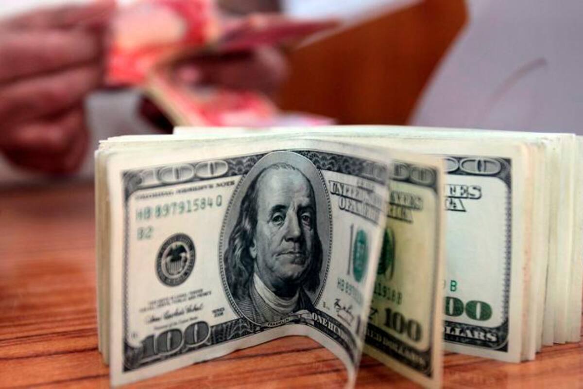 Dólar cierra semana con caída, finalizando su cotización en 4.044 pesos