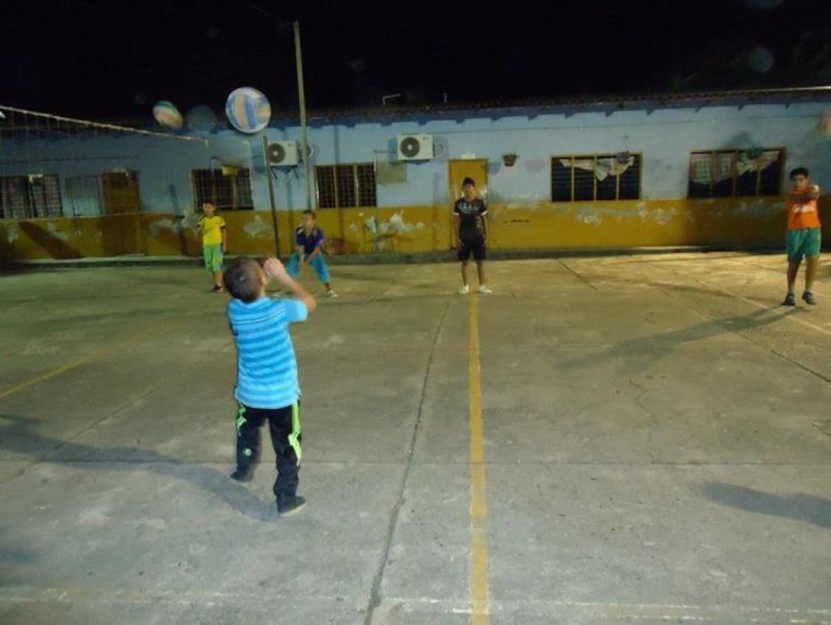 Los niños del equipo de voleibol de Cáceres se entrenan incluso en las noches. CORTESÍA