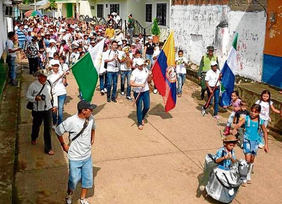 La cabalgata en caballito de palo se convirtió en un gran evento en el marco de las fiestas de corraleja de Buenavista. GERMÁN MADERA/EL UNIVERSAL
