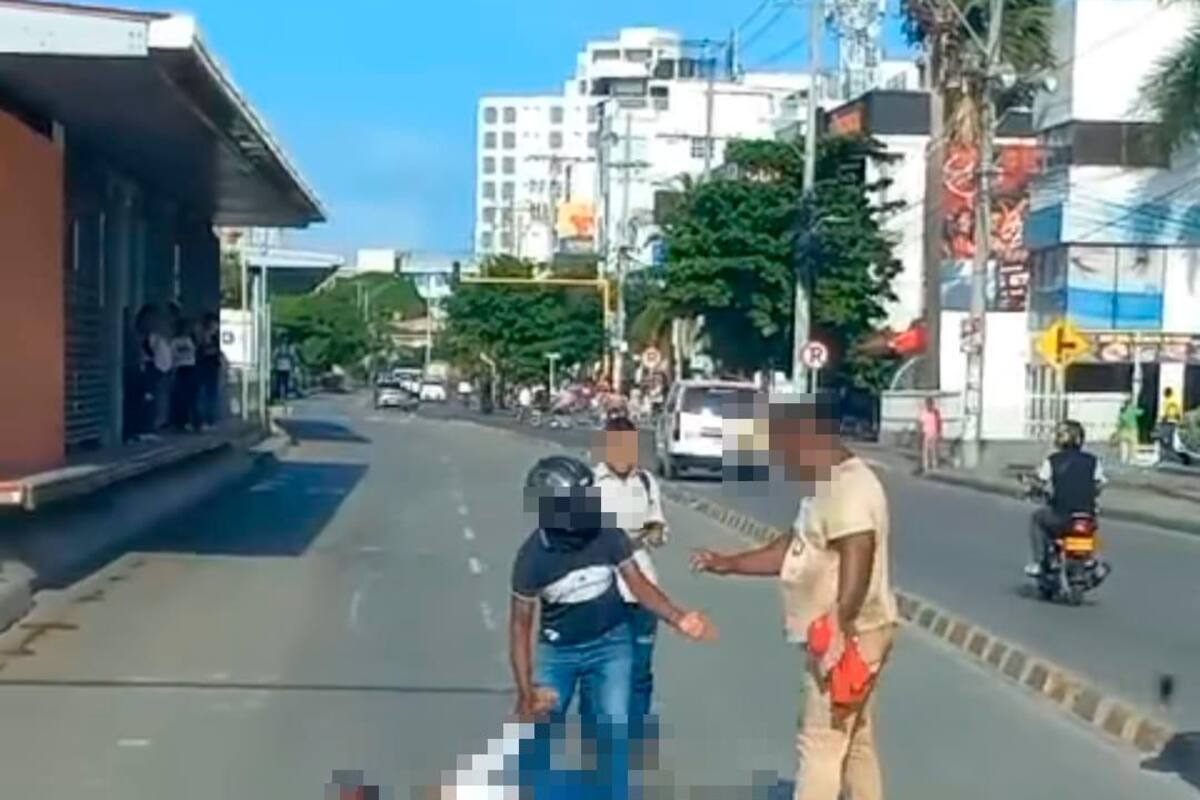 Mototaxista y mujer sufren accidente en carril exclusivo de Transcaribe
