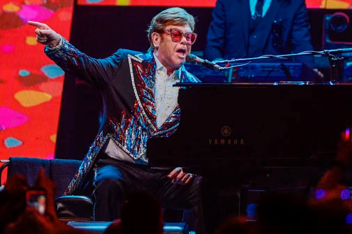 Elton John subastará objetos personales en Nueva York
