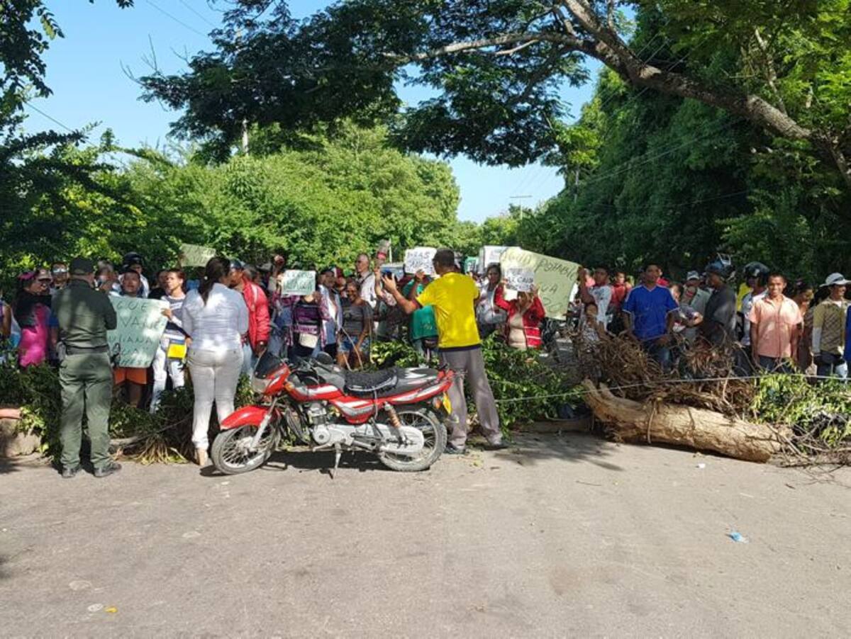 Residentes de Villa Juliana bloquearon ayer la carretera nacional, a la altura del barrio El Milagro. Cortesía