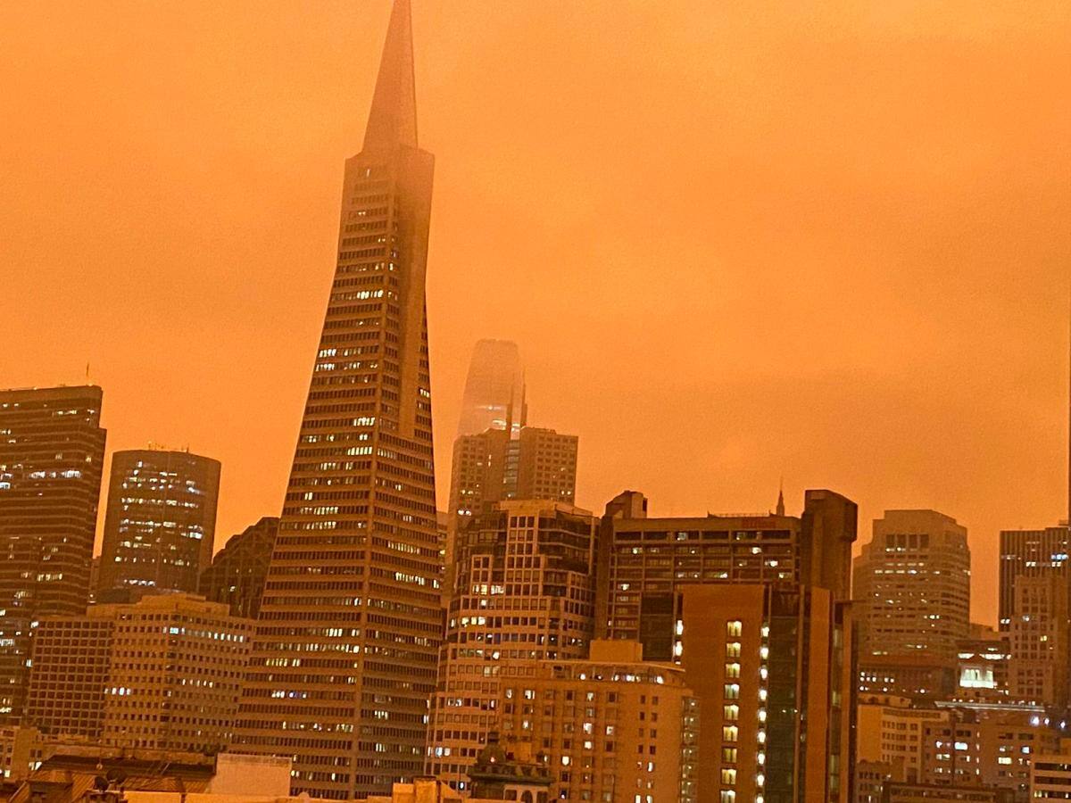El cielo rojizo se posa a en la mítica San Francisco, California, EEUU.