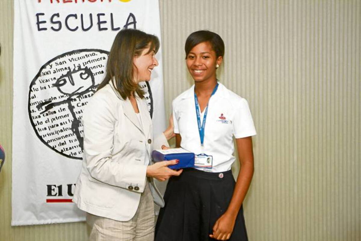Nora Sanín, Presidenta de Andiarios, entrega el Premio a Daniela Marín Ramos.