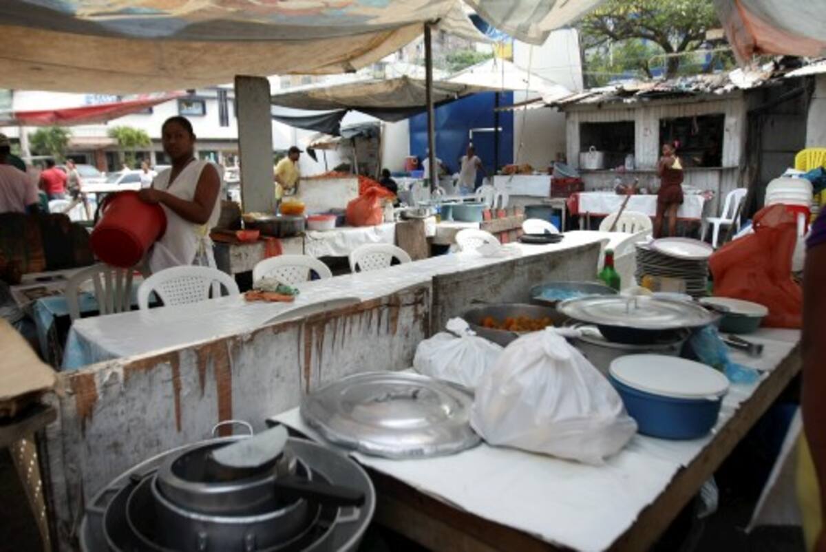 El Distrito dice que los informales que no acuerden su salida de las zonas peatonales serán retirados mediante diligencia policial. La Alcaldía dice que estos negocios no pueden seguir funcionando en este sitio, dado que la manipulación de alimentos en espacio público está prohibi-da. AROLDO MESTRE - EL UNIVERSAL