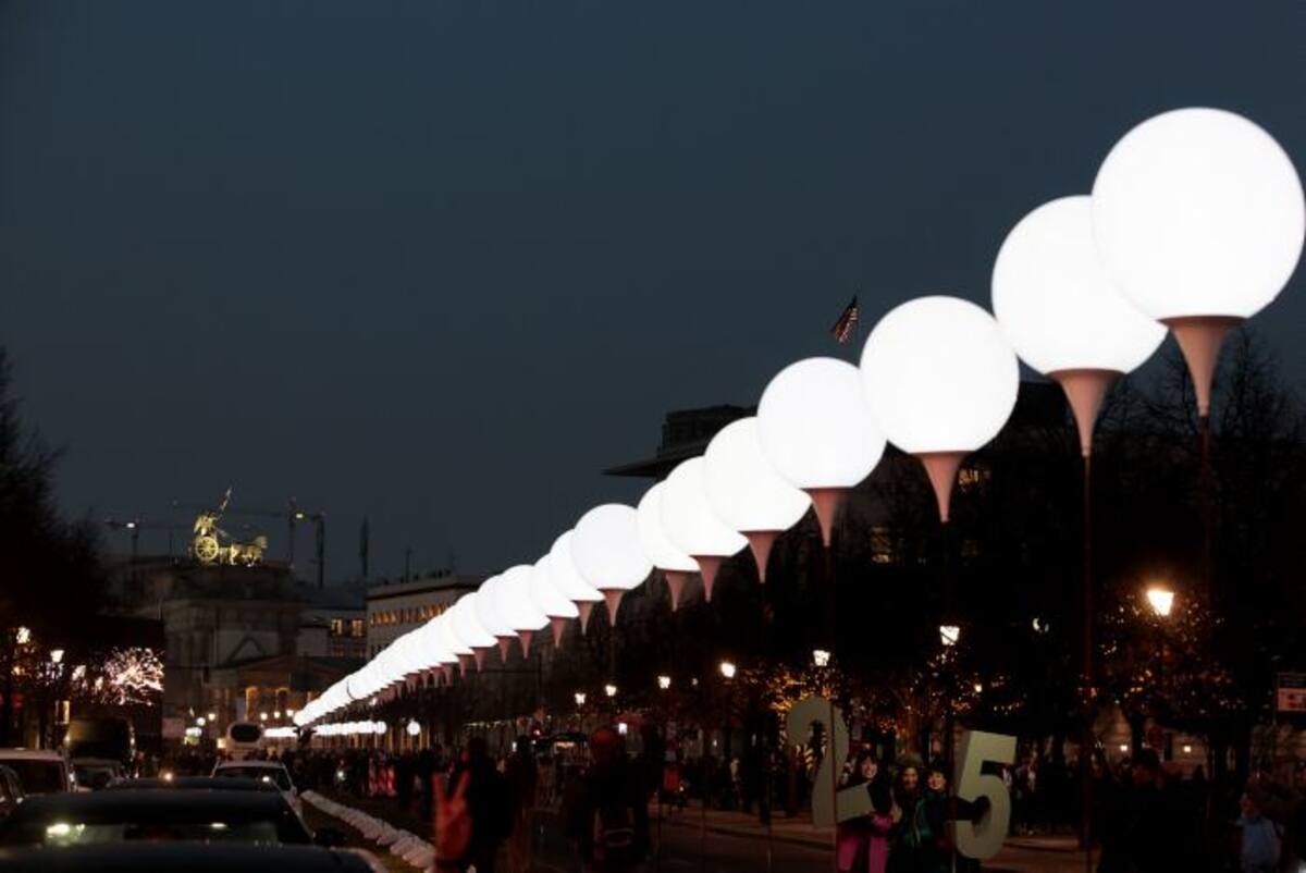 Esta es la frontera luminosa que se colocó por donde antes pasaba el muro.