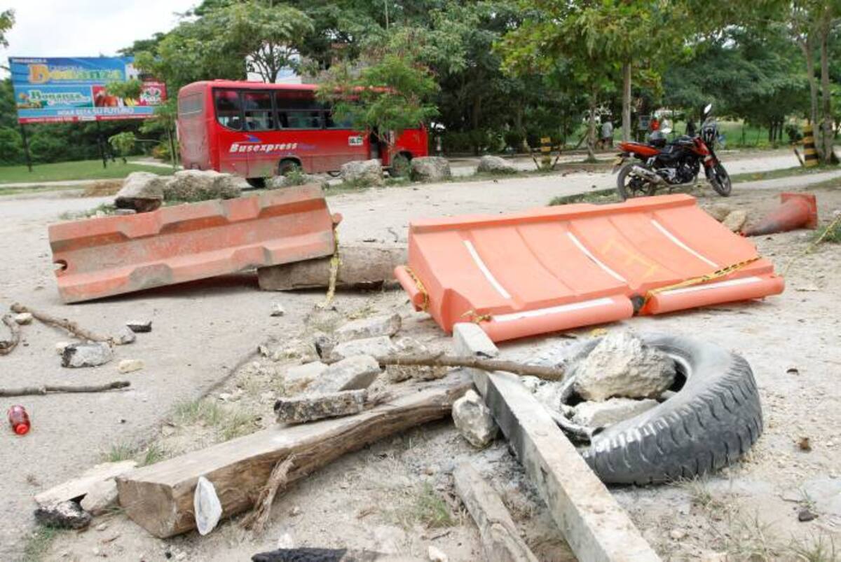 Con el bloqueo de la carretera Troncal de Occidente, habitantes de la Urbanización Bonanza exigieron energía eléctrica de calidad. Aroldo Mestre