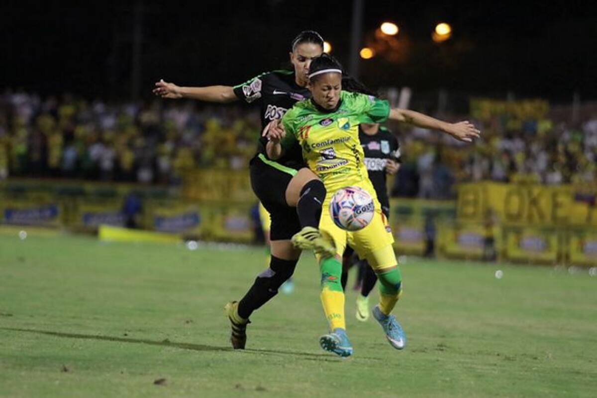 La gran figura de la definición fue la portera Daniela Solera, quien atajó dos de los tres penaltis pateados por las jugadores del verde. Colprensa.