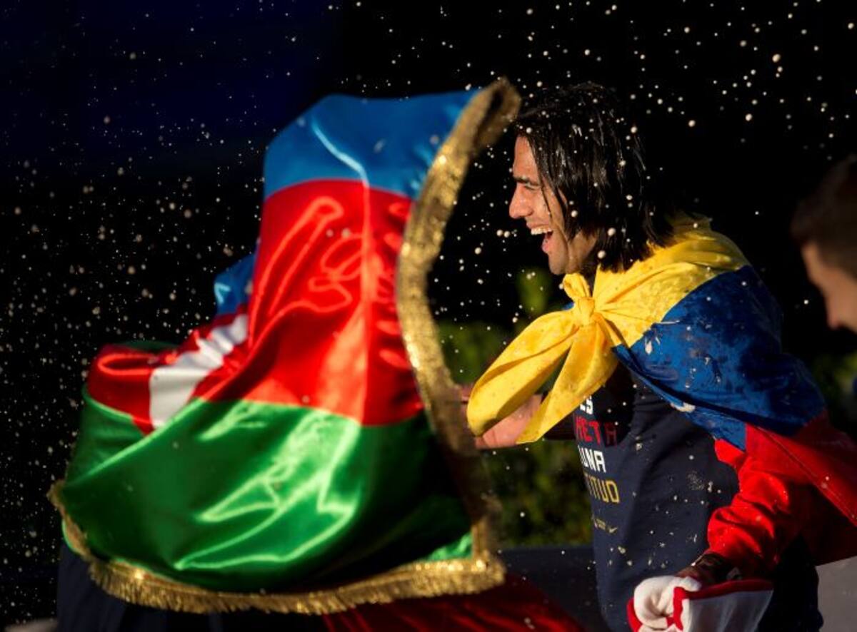 Radamel Falcao García festeja el título de la Copa del Rey. AFP
