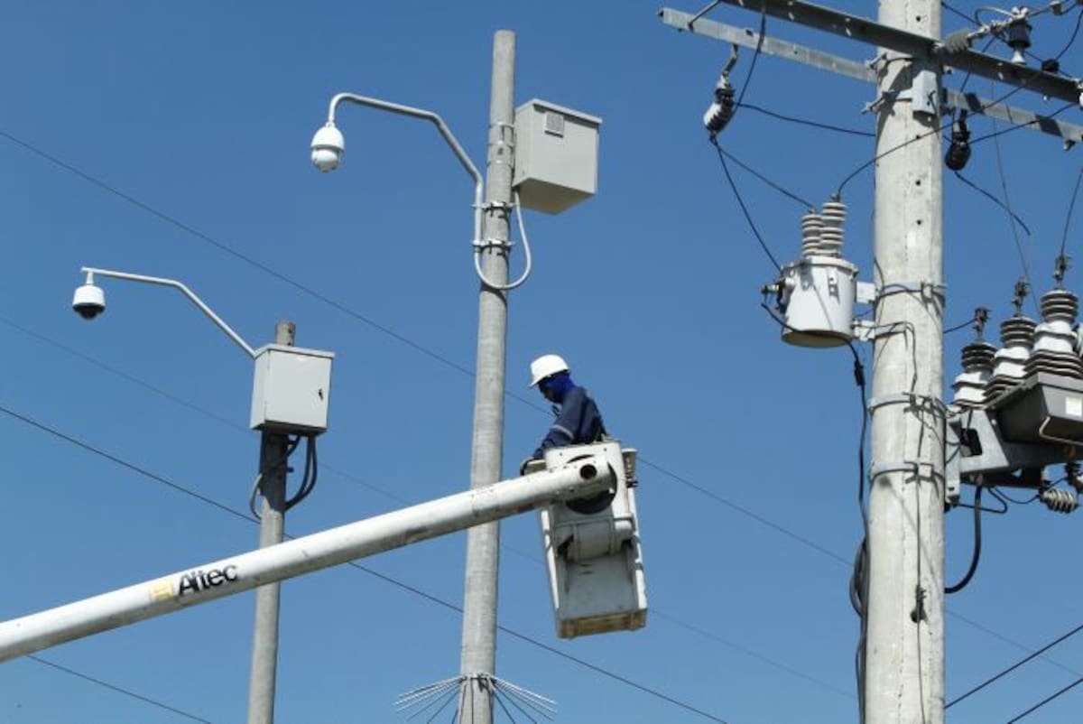 La instalación y el mantenimiento de 551 cámaras de videovigilancia en la ciudad están a cargo de Distriseguridad. Desde el Centro Automático de Despacho de la Policía, en Manga, se monitorean las mismas. //fotos: archivo el universal. Archivo El Universal