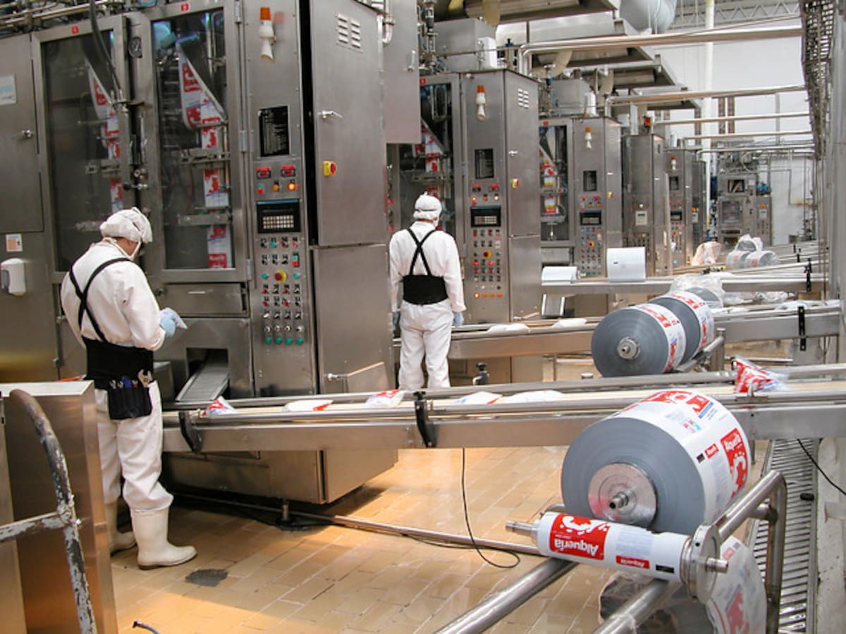 La competencia y la inestabilidad del tipo de cambio son factores principales de riesgo para el sector industrial. COLPRENSA