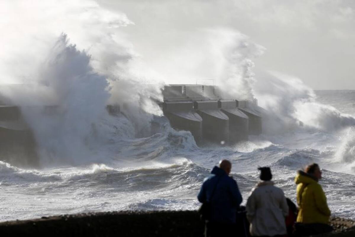 La tormenta desató vientos huracanados pero no fue clasificada como huracán debido a que no se formó sobre las superficies cálidas del océano. AP