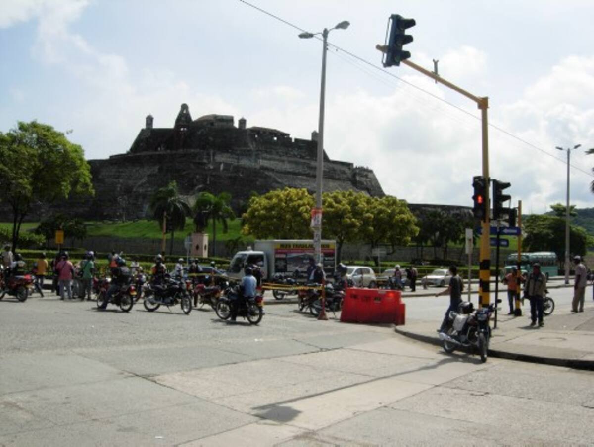 Mototaxistas bloquean la Calle 30, en la esquina del Castillo San Felipe. PEDRO TORRES-EL UNIVERSAL