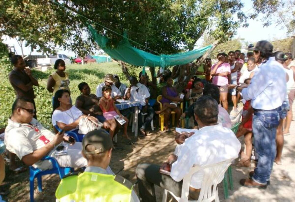 Representantes de ISA se reunieron ayer en la tarde con habitantes del sector Las Mercedes de La Candelaria. CORTESÍA