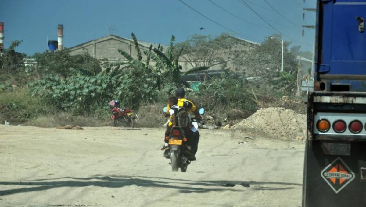 Motociclistas infractores movilizan niños pequeños en sus vehículos. CORTESÍA