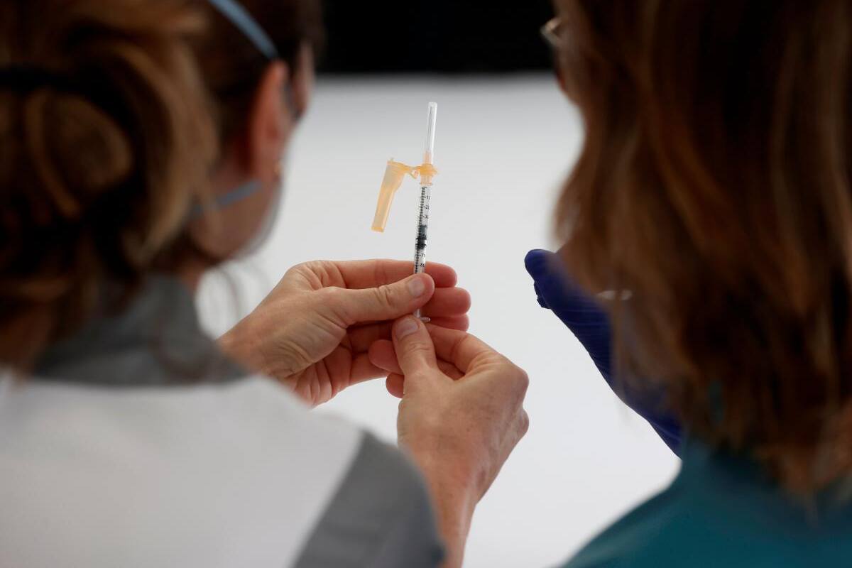 Científicos hallan un anticuerpo eficaz contra todas las variantes de COVID