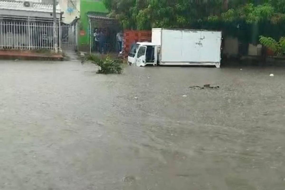Videos: vehículos atrapados tras fuerte lluvia en Cartagena