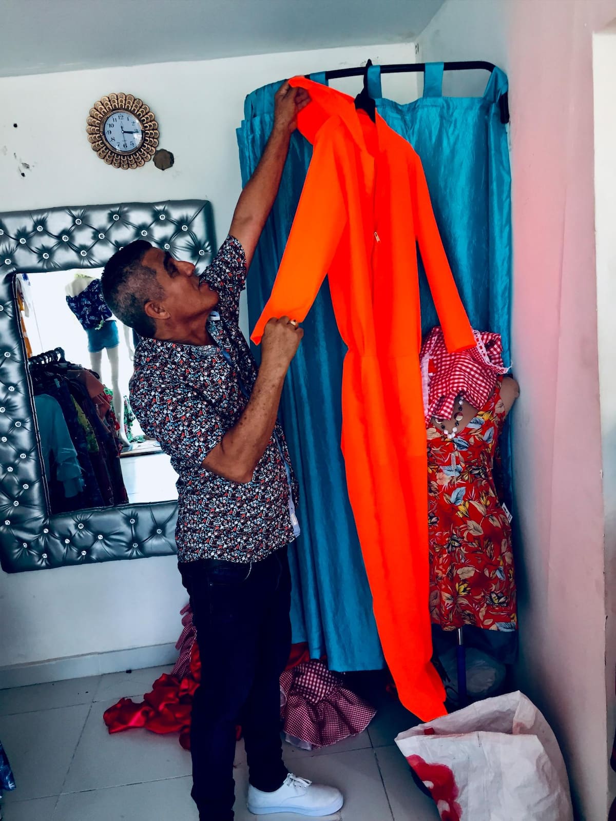 Ricardo, en el taller de una modista vecina, donde confeccionan el vestuario que este año lucirán Los Cabezones.
