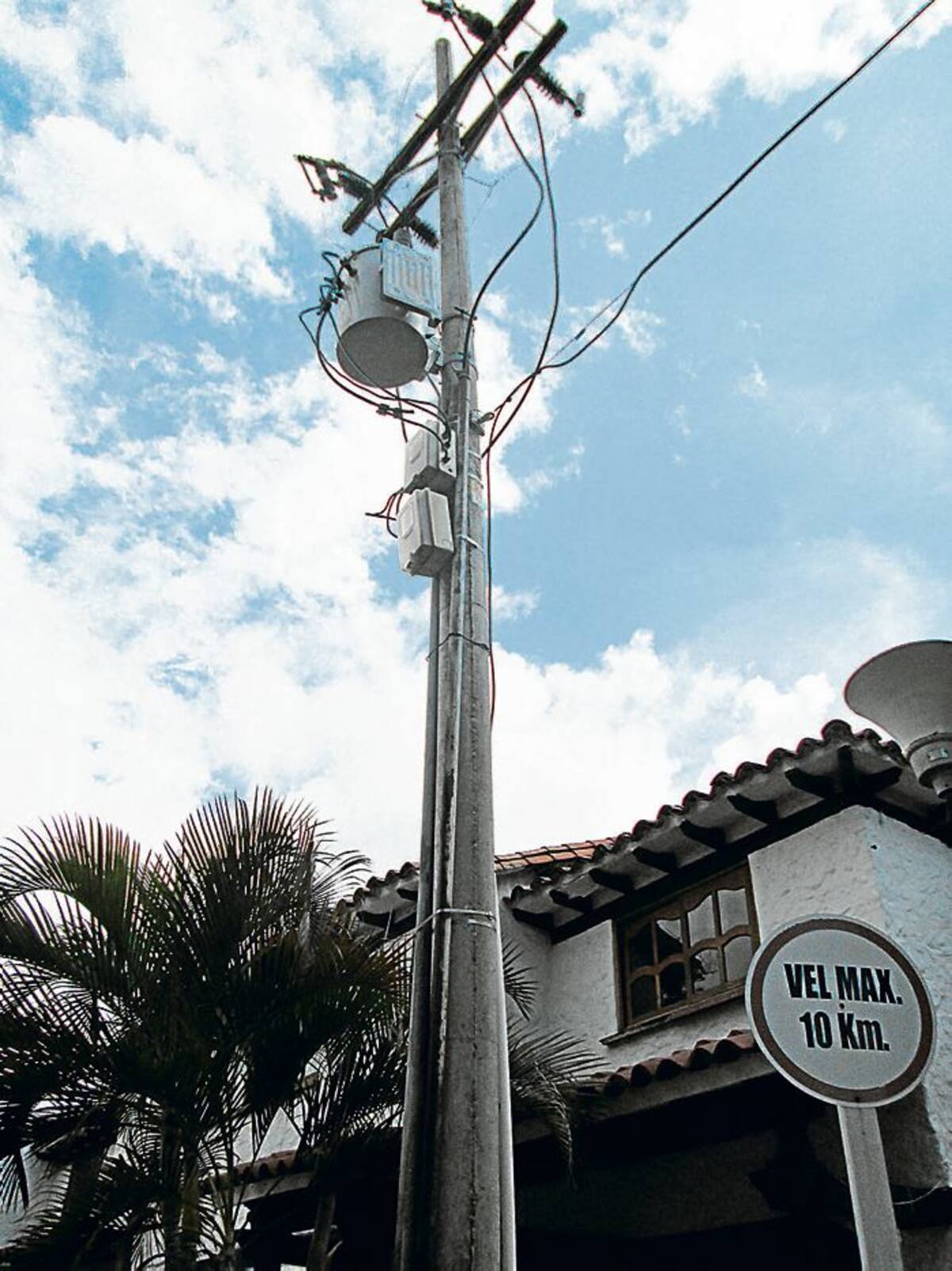 El transformador de este poste, en Villa Venecia, gotea aceite hace dos meses.