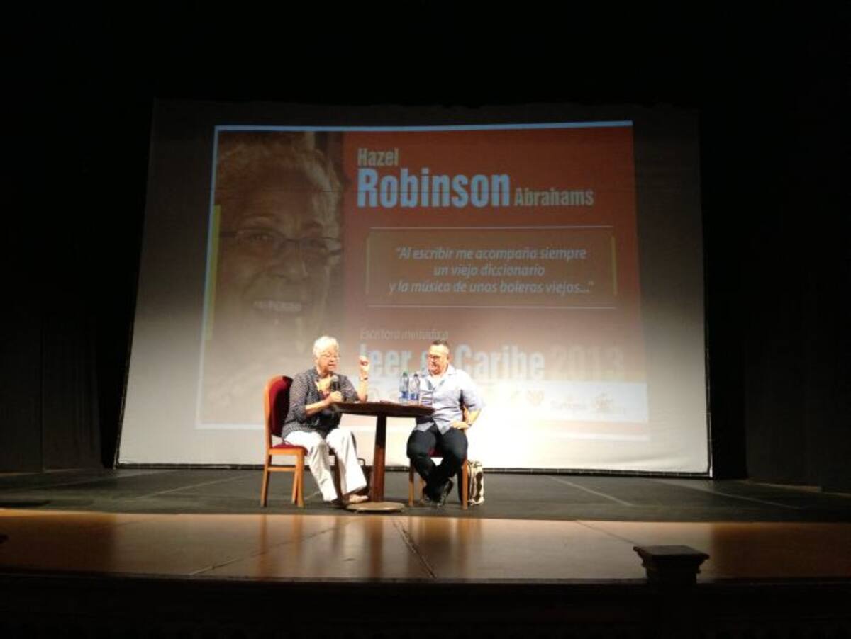 Durante el evento, la narradora Robinson tuvo la oportunidad de leer un escrito de su propiedad que resumía las temáticas abarcadas en sus tres novelas publicadas. CORTESÍA