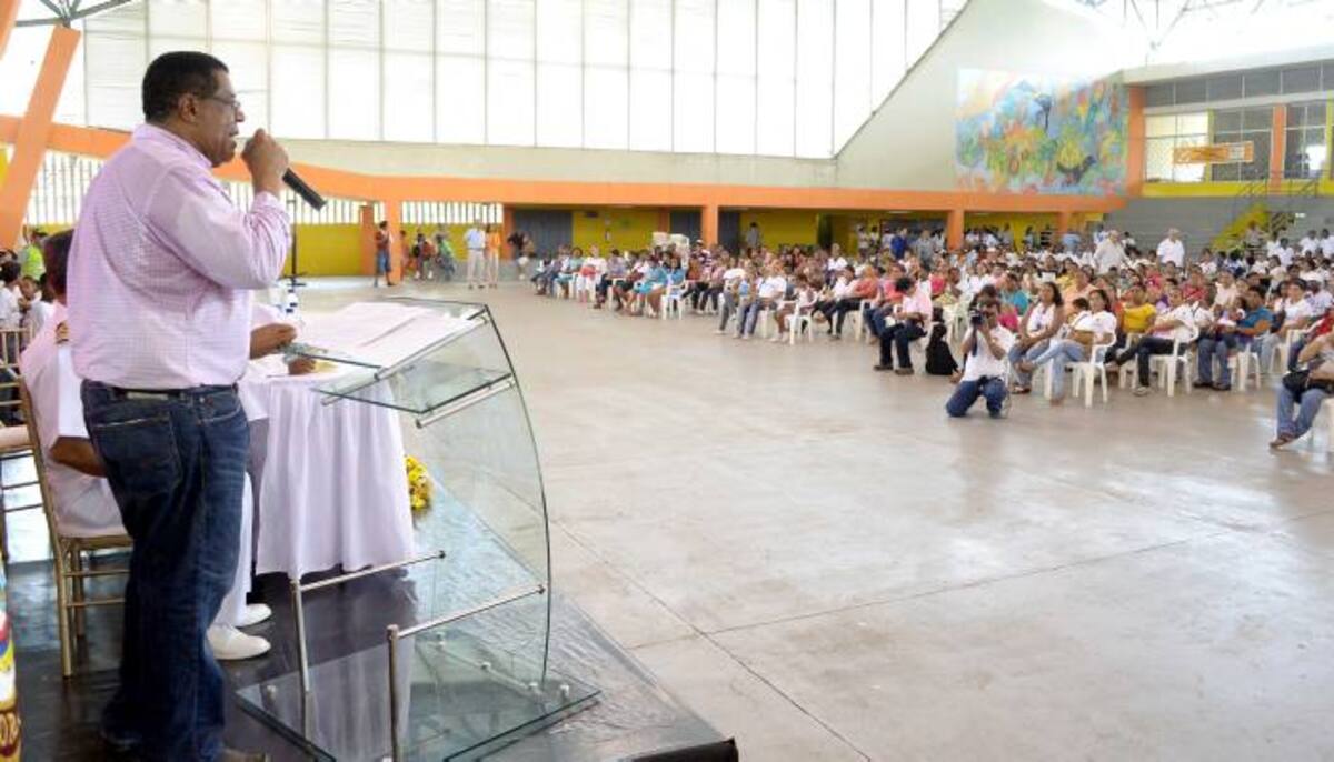 Campo Elías Terán, alcalde de Cartagena, se dirige a las más de 300 familias certificadas por la Red Unidos y ANSPE por hacer parte del programa ‘Senda de la Prosperidad’. cortesía