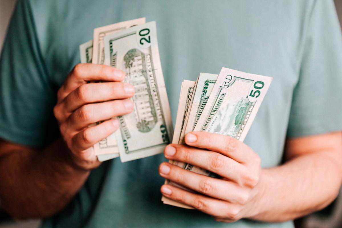 Así cerró el dólar esta semana: cotización sobre $4.000 y cayó $33