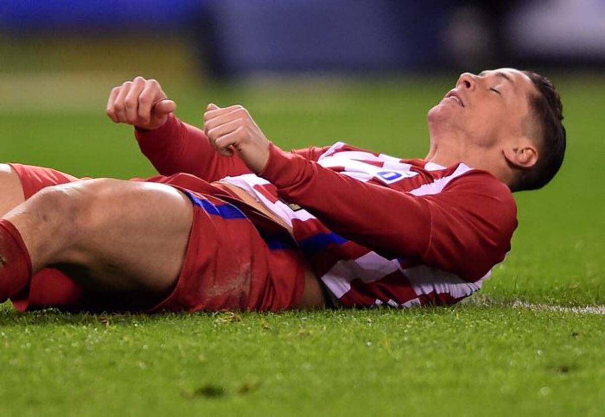 Fernando 'Niño' Torres sufrió una conmoción durante el partido. AFP MIGUEL RIOPA