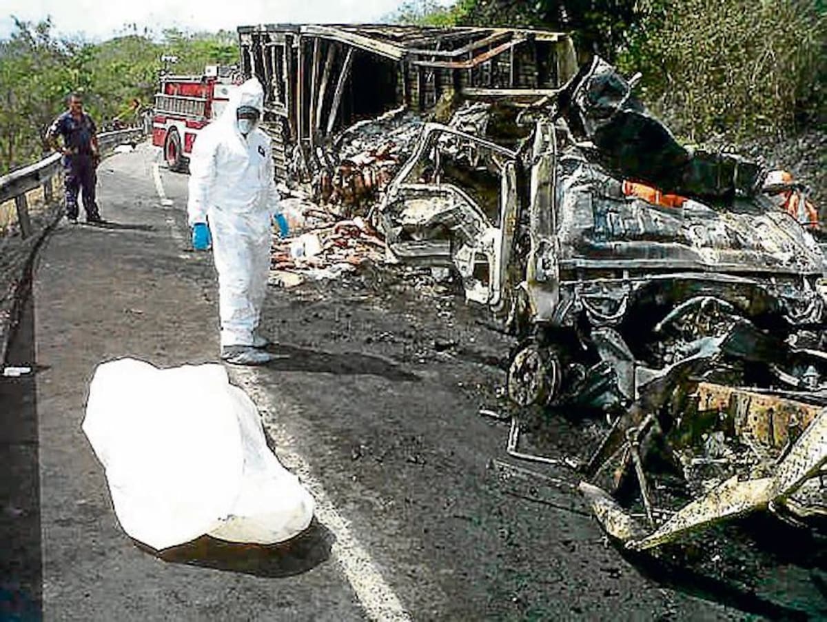 El nefasto choque ocurrió ayer, a las 6:20 de la mañana, en la vía que está entre la “Y” de Carreto y Calamar. Tres personas se calcinaron en el hecho, entre ellas los conductores de los dos vehículos.