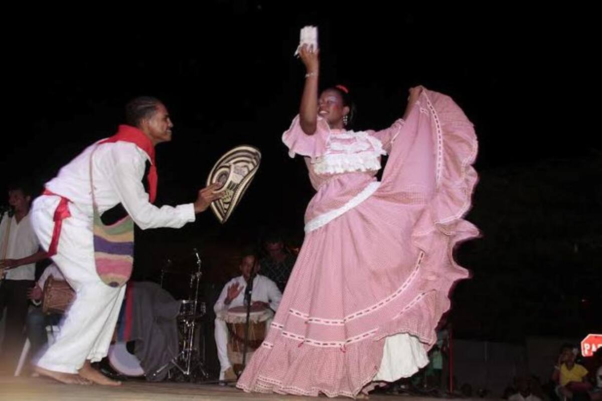 Pareja de cumbia en su presentación en tarima. CORTESÍA