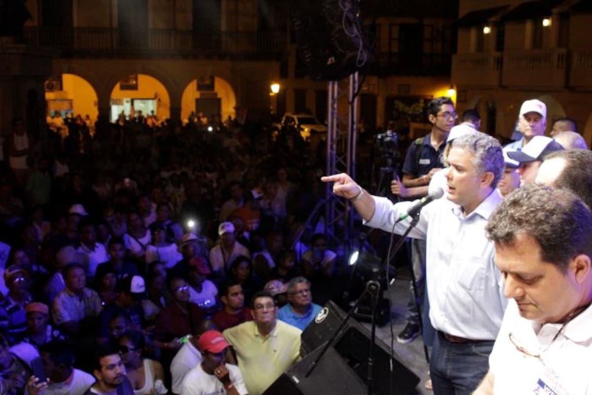 En la emblemática Plaza de los Coches, el candidato Iván Duque, del partido Centro Democrático, creado y liderado por el expresidente Álvaro Uribe, dio un discurso con muchas alusiones a Cartagena en el que prometió viviendas, terminar la Vía Perimetral y otras obras Nayib Gaviria