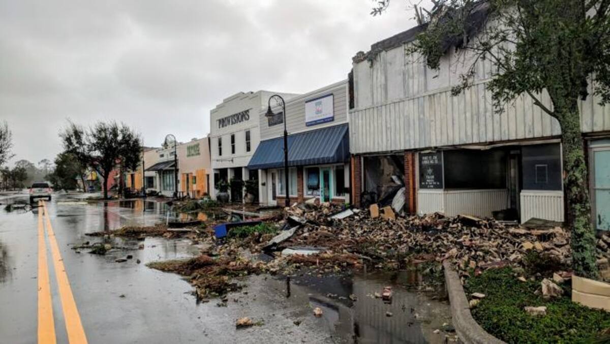 Junto a los fuertes vientos y lluvias, que podrían acumular hasta 30 centímetros en algunas zonas, lo que podría provocar riadas, la mayor preocupación de las autoridades es el aumento del nivel del mar. ap