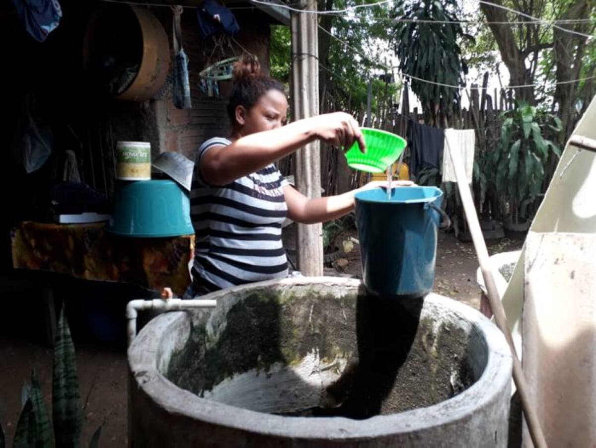 Los habitantes de Hatoviejo deben caminar unos dos kilómetros para abastecerse de agua en la ciénaga de El Hobo. Lila Leyva Villarreal