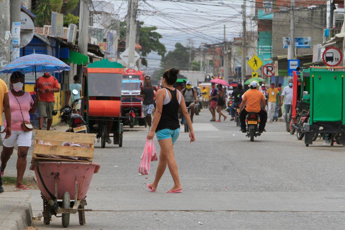 En los barrios con más contagios las personas juegan fútbol, cartas y dominó