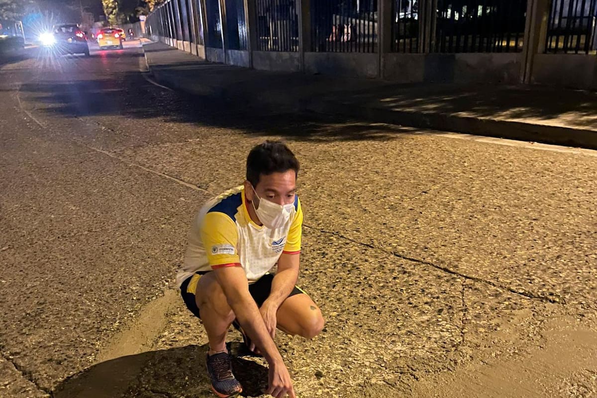 Joven cartagenero tapa enorme hueco en vía de Bocagrande