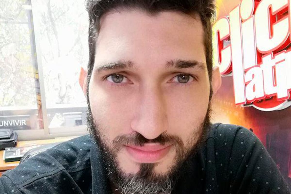 Aficionados de América confundieron a periodista con hincha y lo agredieron