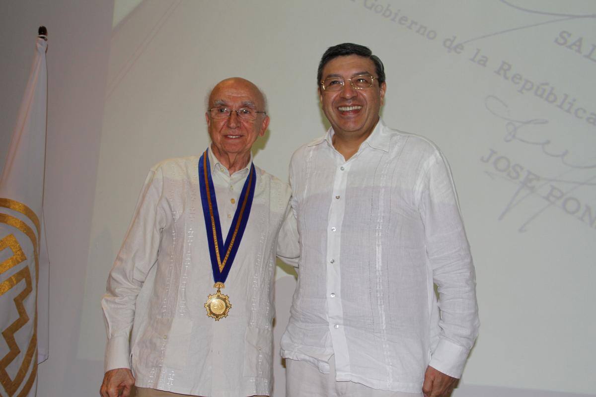 Condecoración a Jorge Valencia Jaramillo