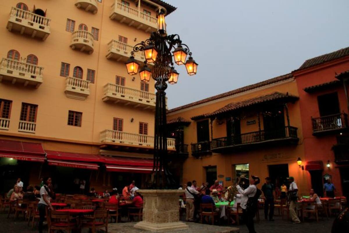 La plaza Santo Domingo recuperó a su farola. Se iluminó esa parte del patrimonio. ZENIA VALDELAMAR - EL UNIVERSAL -