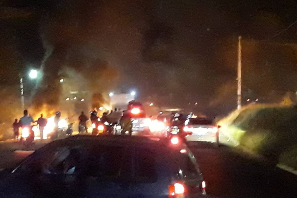 Comunidad bloquea vía en sentido Turbaco - Arjona