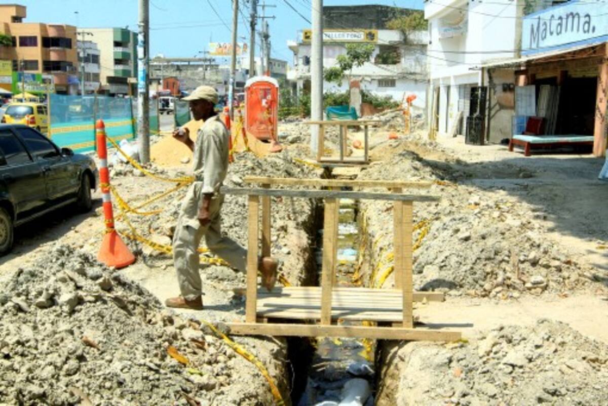 El Consorcio Cartagena 2010, a cargo de las obras del tramo 5A de Transcaribe, realiza hoy labores de limpieza y reinstalación de polisombra en las áreas por intervenir en Bazurto. JULIO CASTAÑO - EL UNIVERSAL