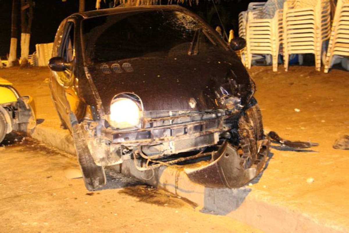 El Twingo quedó montado en el andén y en dirección contraria a la que iba NAYIB GAVIRIA - EL UNIVERSAL.COM.CO