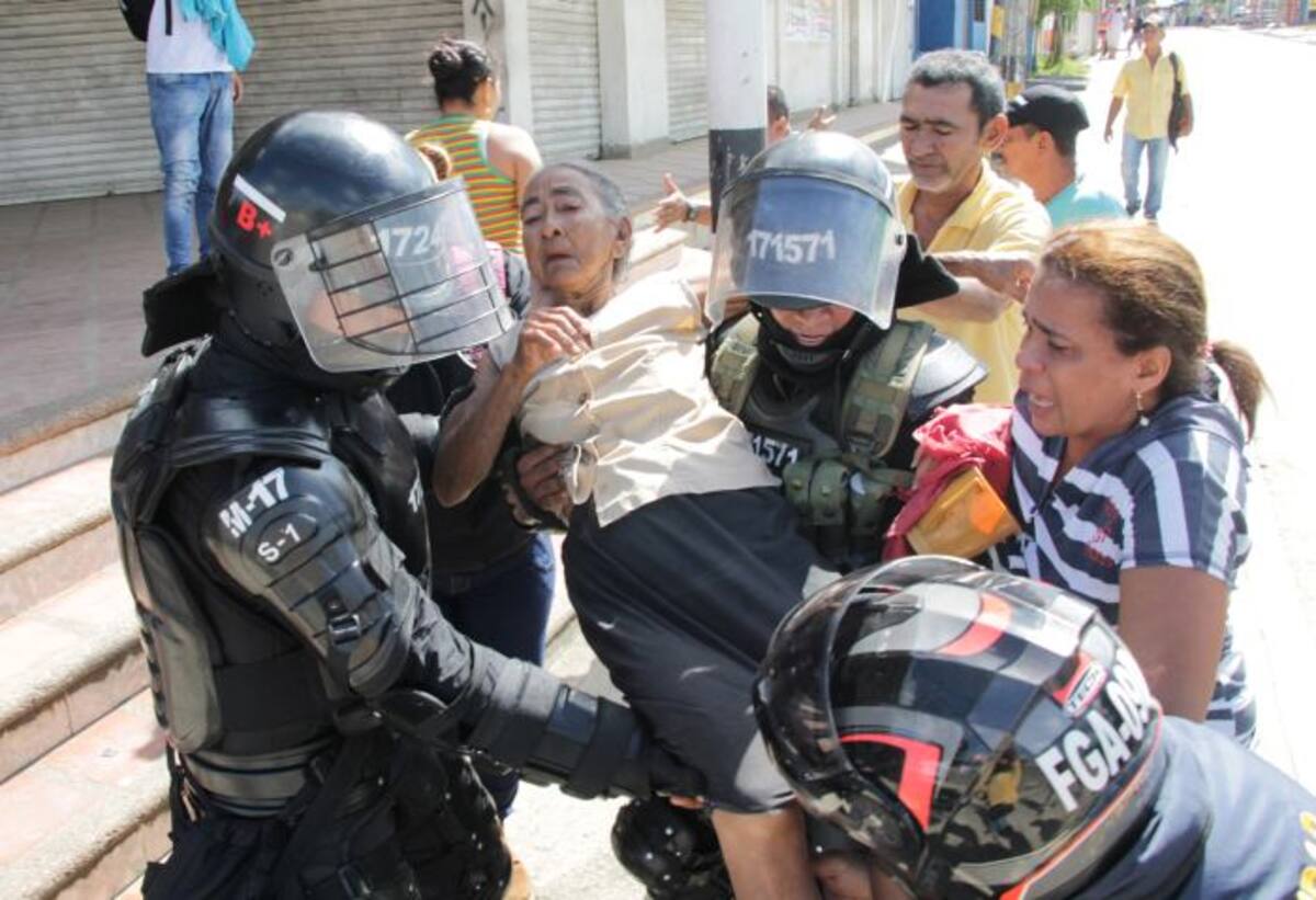 Transeuntes resultaron afectados con los gases lacrimógenos lanzados por el Esmad.