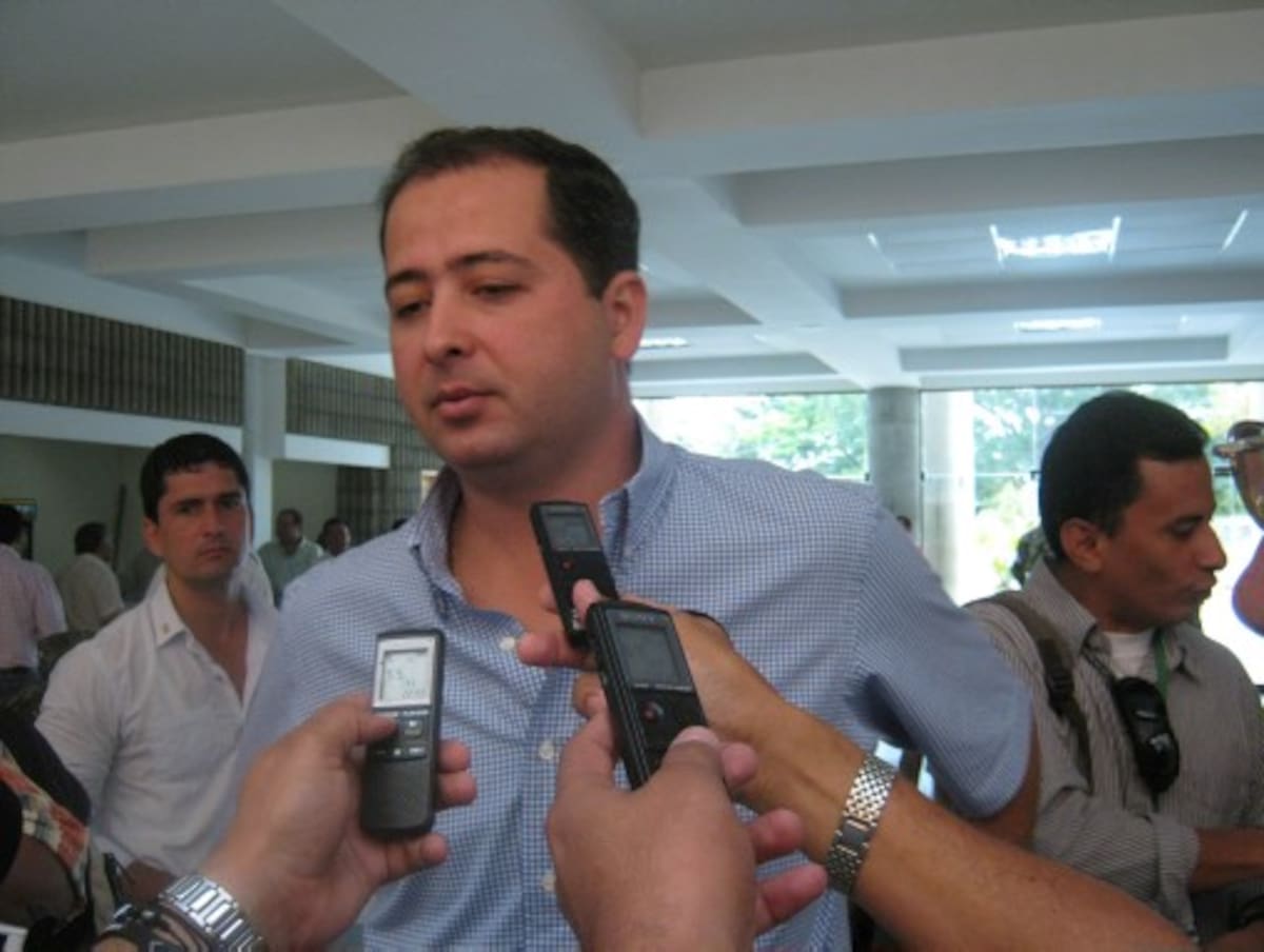 Marcos Daniel Pineda entregó declaraciones a los periodistas a su salida del consejo de seguridad con el Ministro de Defensa, Rodrigo Rivera.