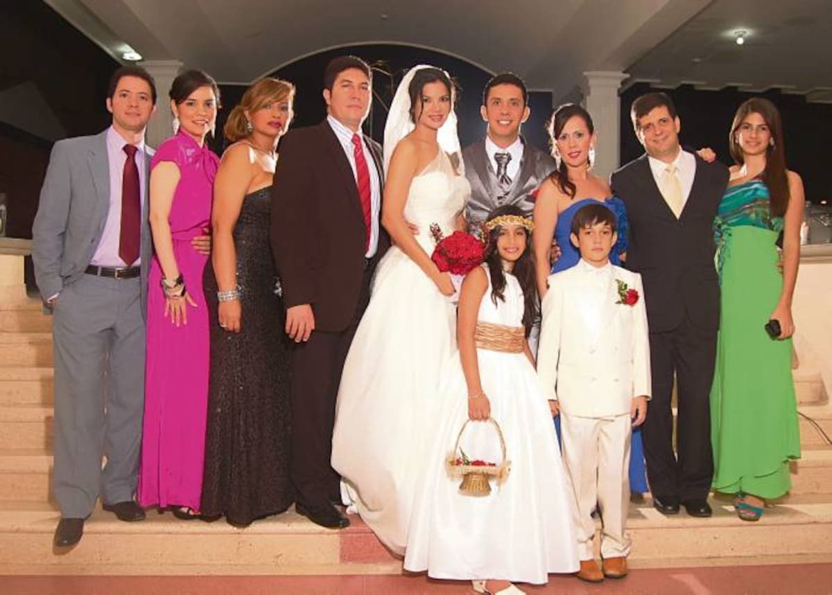 Johan Contreras, Amira Pacheco, Natalia Contreras, Ismael Contreras, la nueva pareja de esposos, Samira de Chadid, Leonardo Chadid y Candelaria Chadid. Los pajecitos Natalia Contreras y Juan Leonardo Chadid.